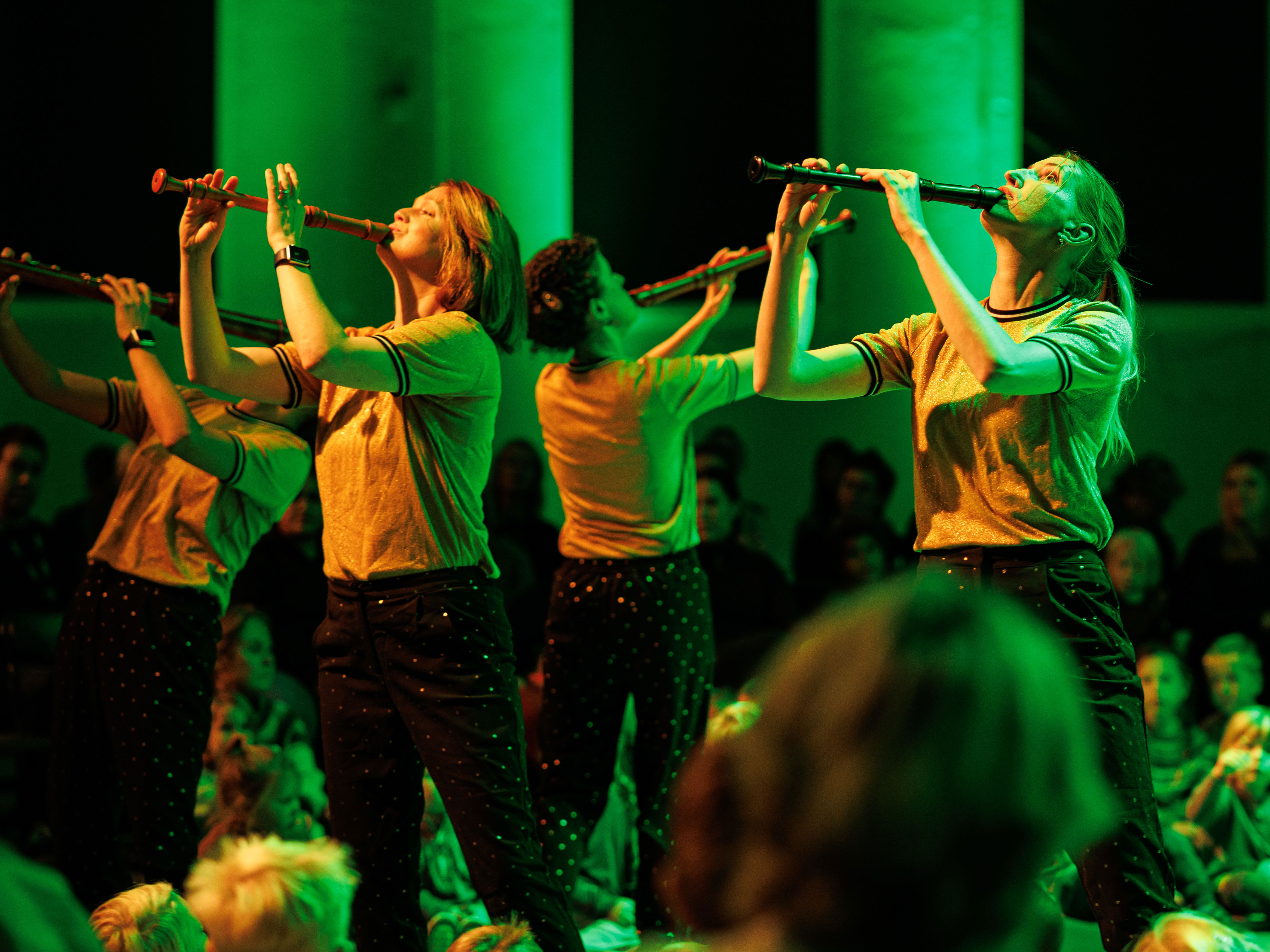 Woodpeckers på scenen med publik runt omkring.