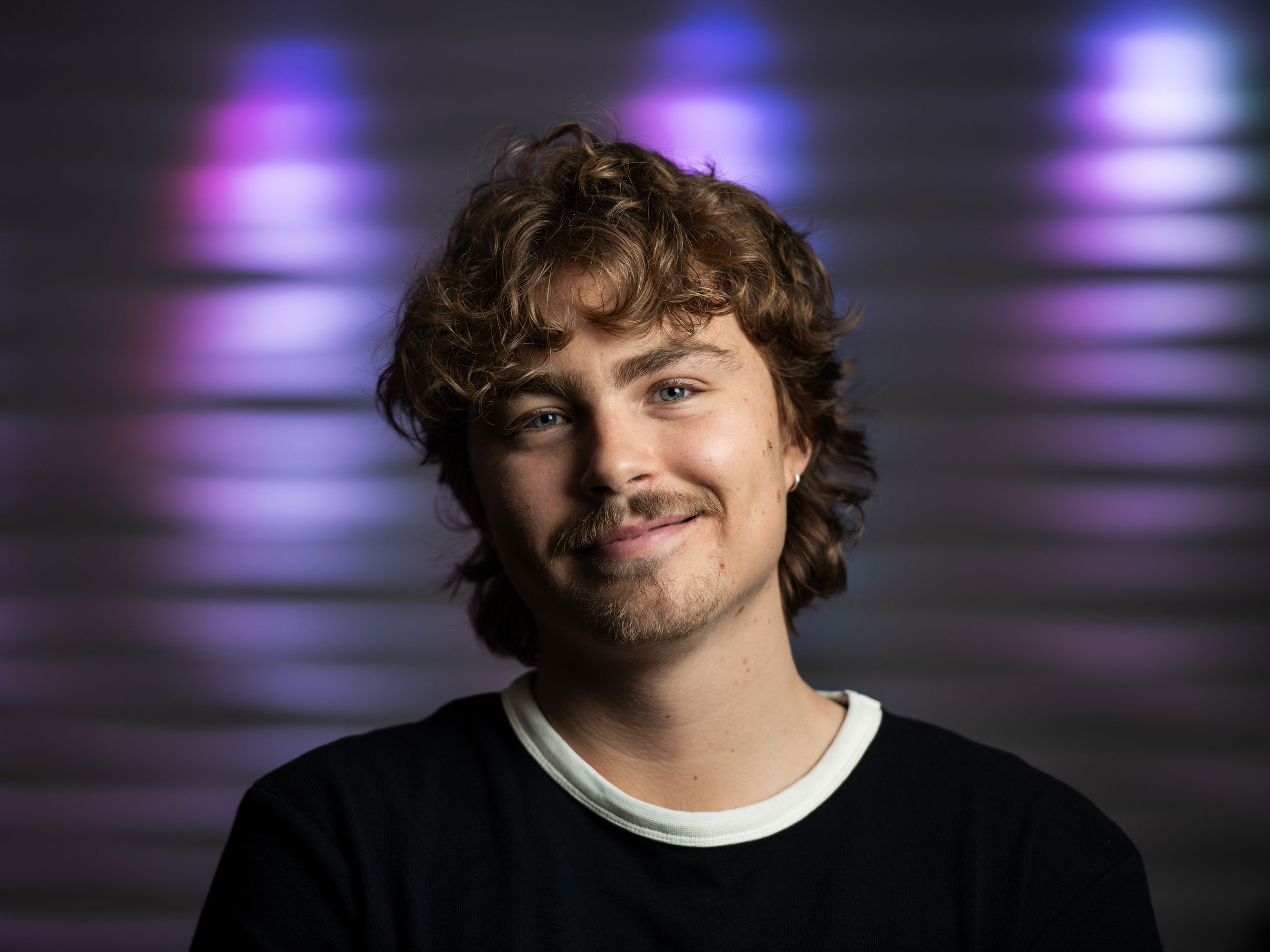 En ansiktsbild på en glad Leo Tekiel