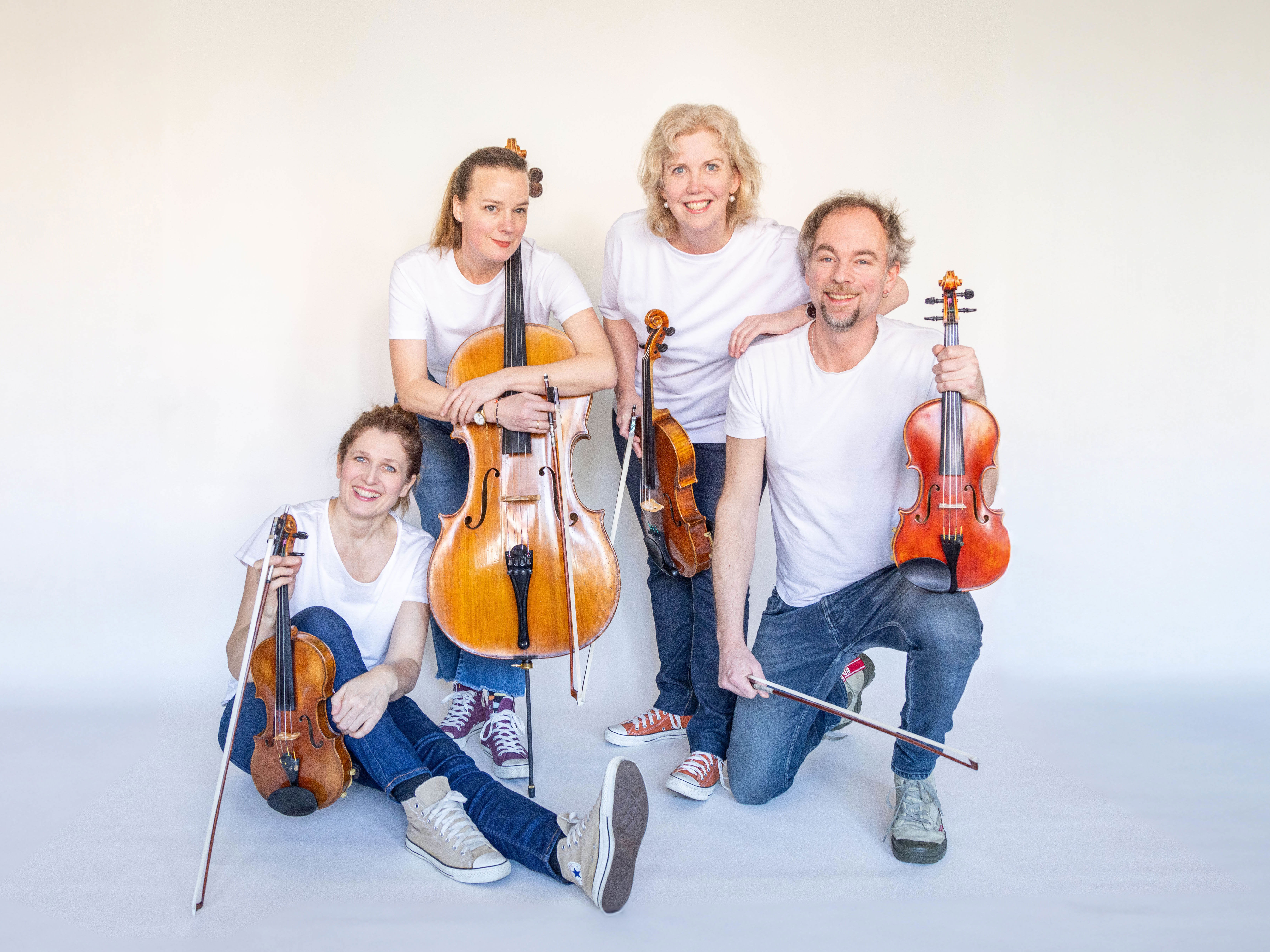 Gruppfoto på medlemmarna i 16 strängar.