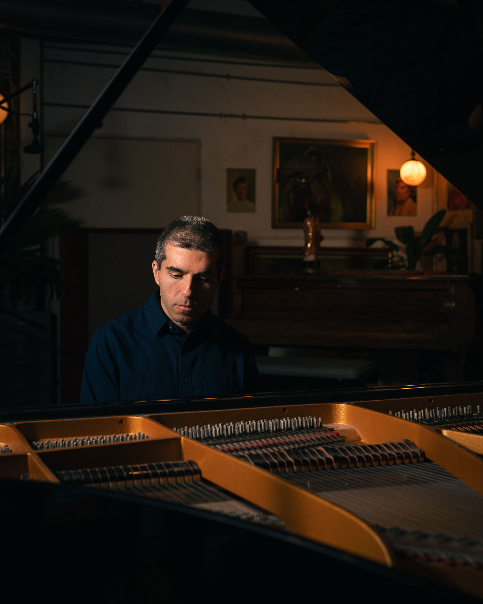 Jacob Mann vid sitt piano