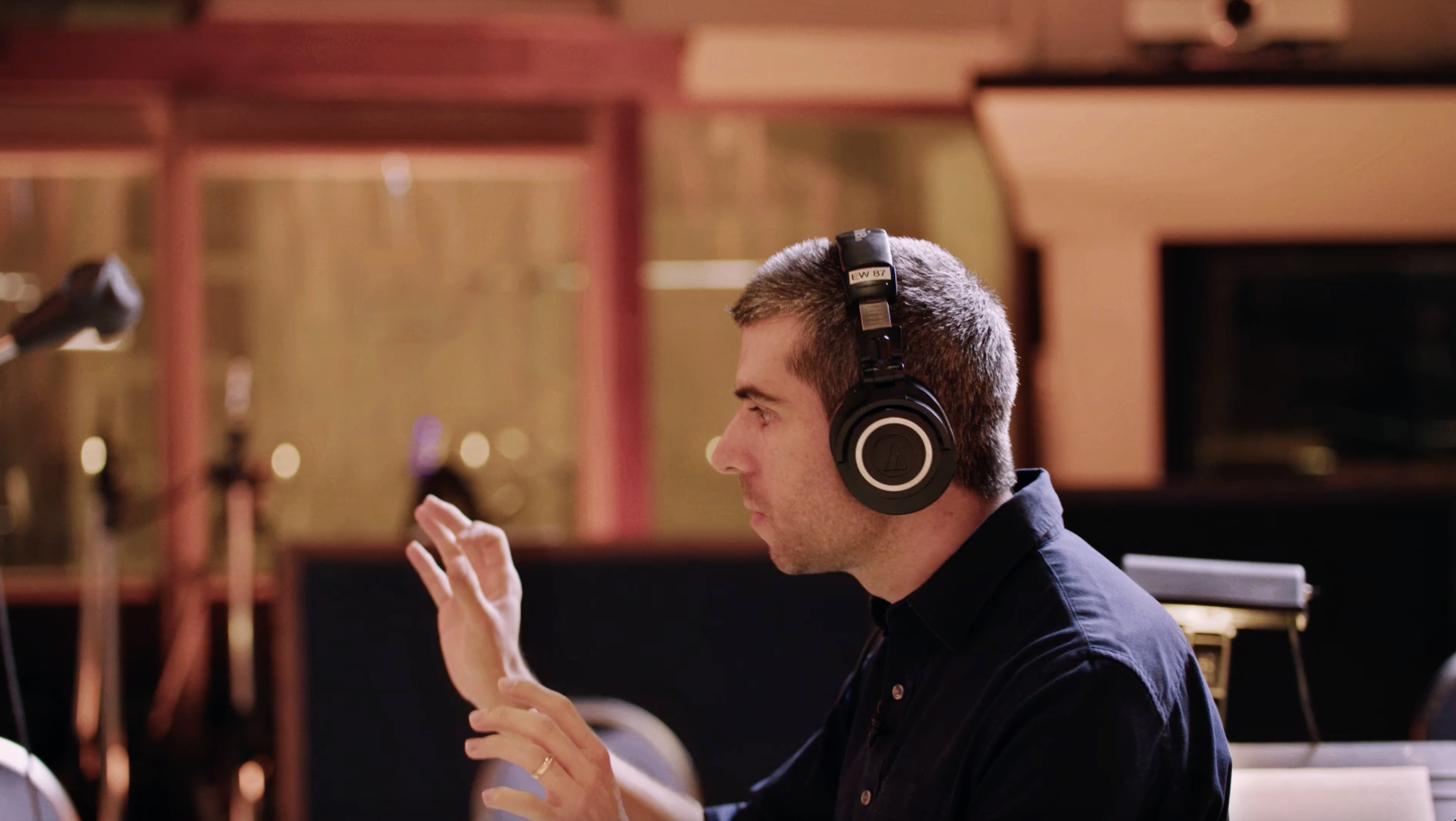 Jacob Mann står i profil och dirigerar.