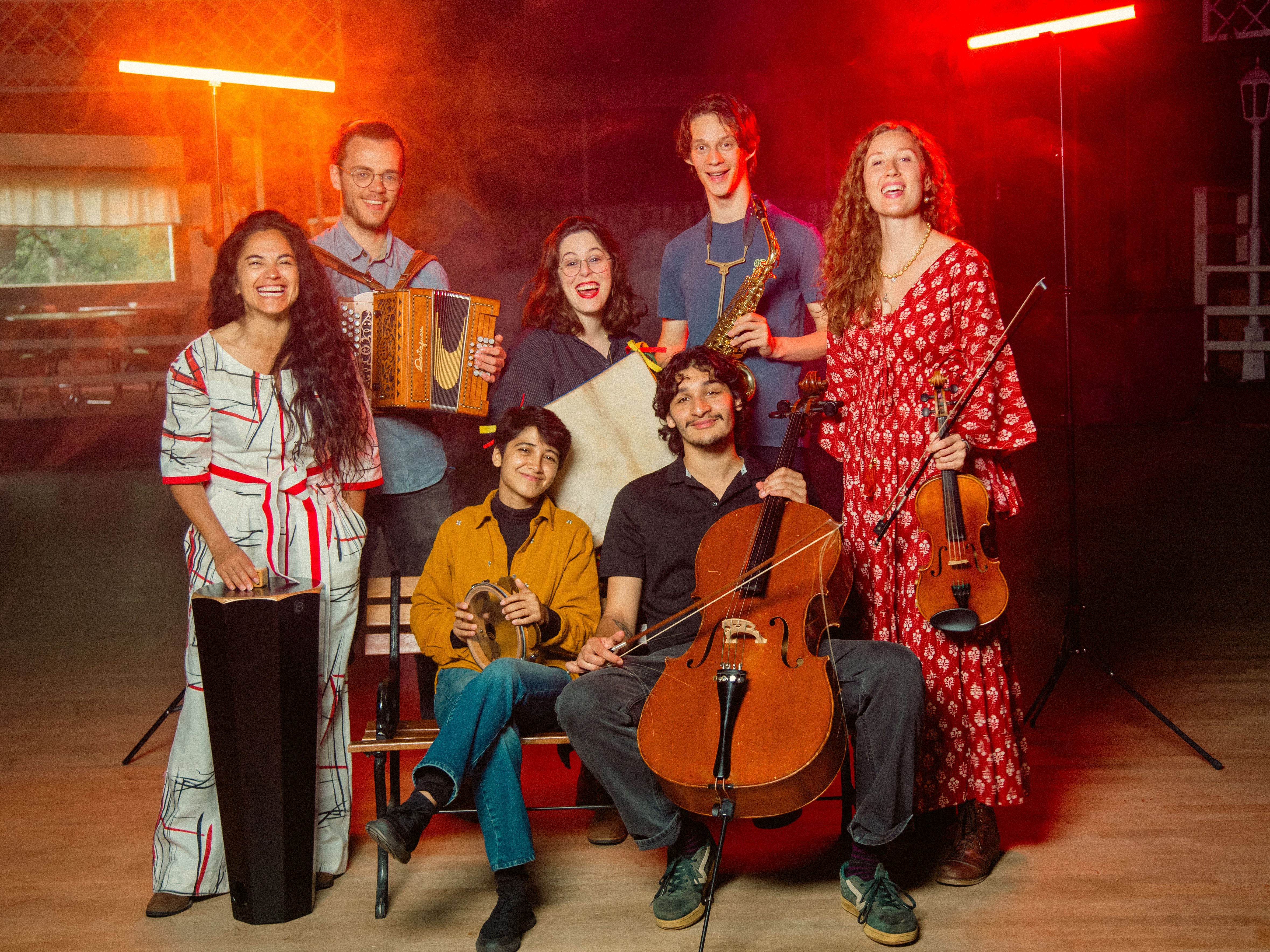Gruppbild på fem unga musiker och deras två mentorer. 