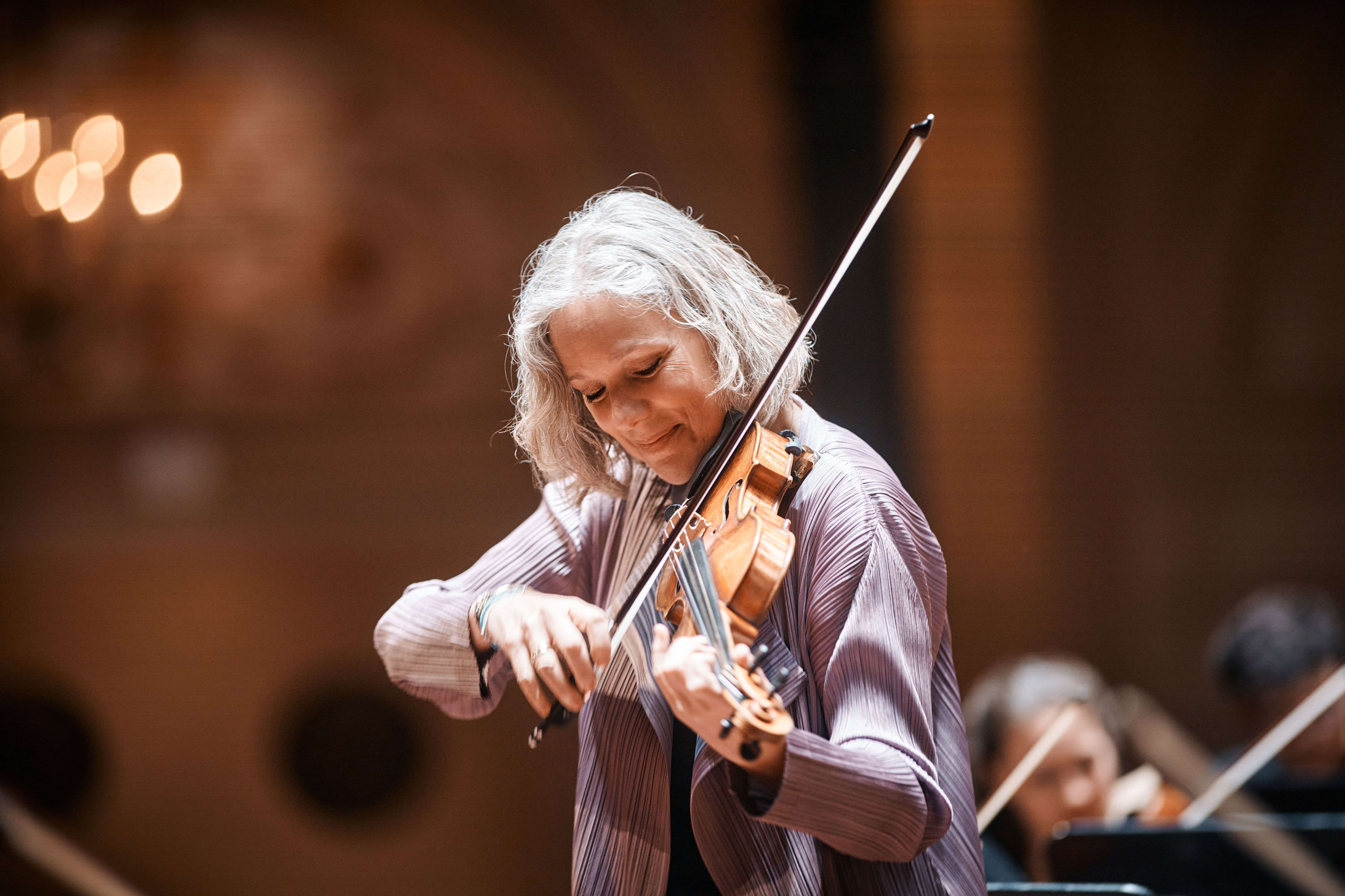 Isabelle van Keulen in action med sin violin